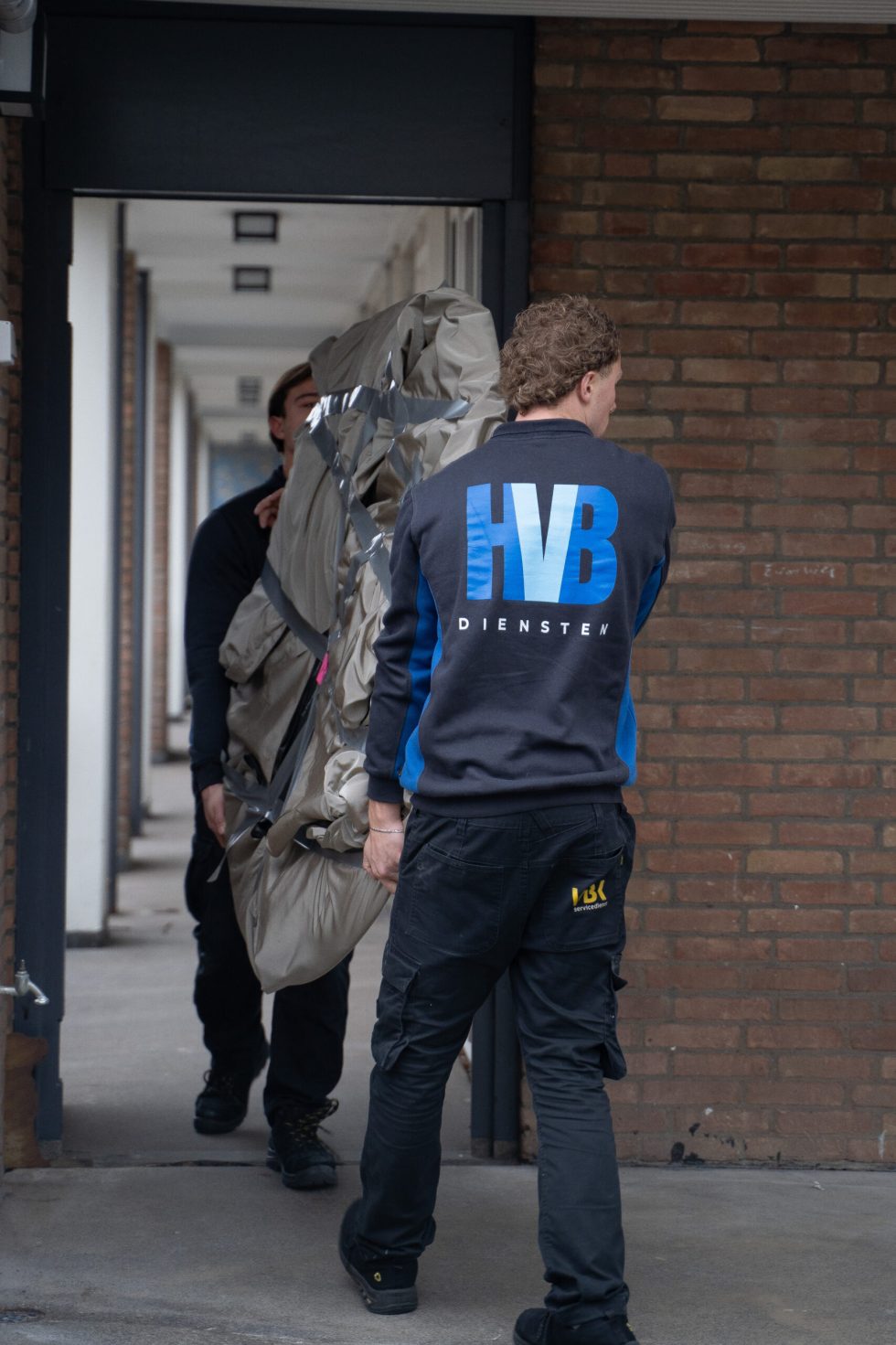 HVB-team draagt de inboedel naar buiten tijdens een ontruiming